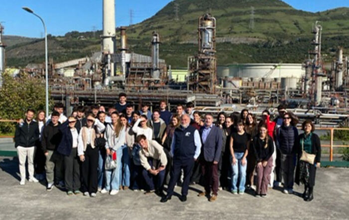 Estudiantes de Camarabilbao University Business School visitan las instalaciones de Petronor