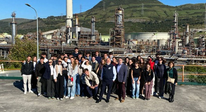 Estudiantes de Camarabilbao University Business School visitan las instalaciones de Petronor